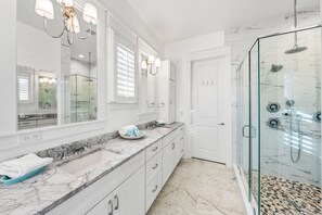 Combined shower/tub, hair dryer, towels
