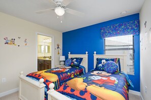 6 quartos, ferros/tábuas de passar roupa, Wi-Fi, roupa de cama