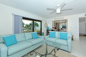 Smart-tv, een dvd-speler, boeken en een kantoor