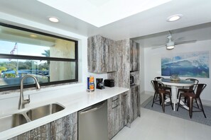 Een koelkast, een microgolfoven, een oven, een kookplaat