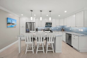 Køleskab, mikrobølgeovn, ovn, kogeplade