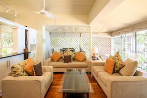 TV, DVD player, books - Oceanfront Classic 3-bed House - Whitecaps (Mullins Bay)