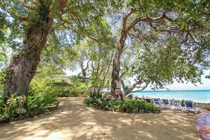 On the beach - Oceanfront Classic 3-bed House - Whitecaps (Mullins Bay)