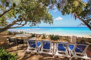 Outdoor dining - Oceanfront Classic 3-bed House - Whitecaps (Mullins Bay)