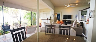 Oceanfront Classic 3-bed House - Whitecaps