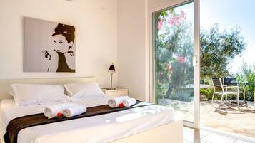 5 bedrooms, iron/ironing board, WiFi, bed sheets