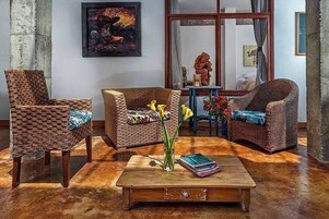 39-英寸智能电视 （配备有线频道）、电视