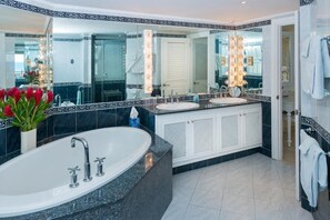 Bathtub, bidet, towels - Beachfront Bliss with Spa Pool - Reeds House 9 (Reeds Bay)