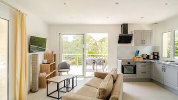 Een televisie en een tafeltennistafel