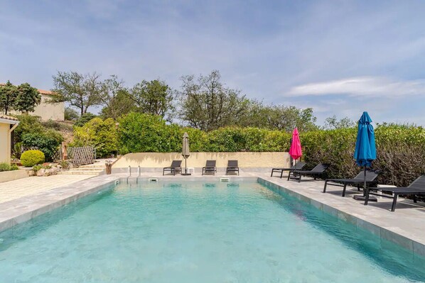 Una piscina al aire libre, una piscina climatizada