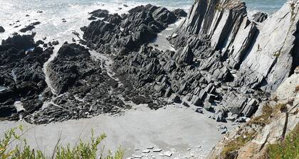 This cottage is part of the Bull Point Lighthouse site, just outside the pretty village of Mortehoe.