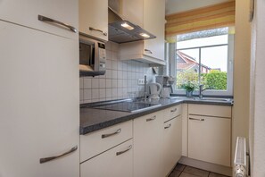 Kühlschrank, Mikrowelle, Herdplatte, Geschirrspüler