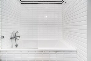 Badewanne, Haartrockner, Handtücher, Seife