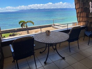 Outdoor dining - REDUCED RATES! 213 Beautiful oceanfront 1 bed/bath, 2nd floor condo (Lahaina)