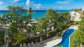 Un complexe hôtelier doté d’une piscine, d’une plage et offrant une vue sur l’océan.