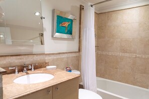 Combined shower/tub, hair dryer, towels