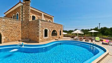 Seasonal outdoor pool, open 10:00 AM to 7:00 PM, pool loungers