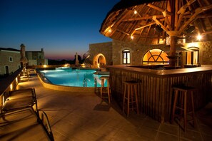 Seasonal outdoor pool, open 10:00 AM to 7:00 PM, sun loungers - Liberta Villas and Bungalows (Apokoronas)