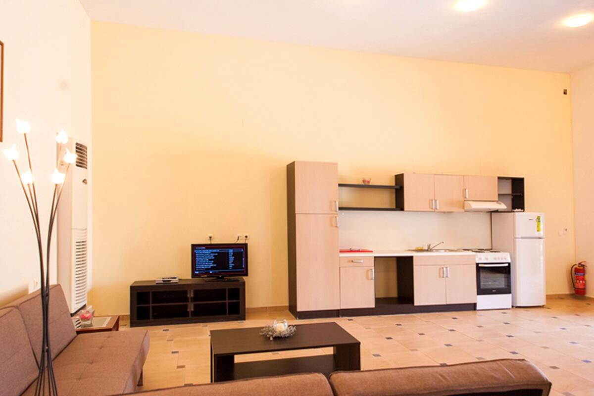 Family Apartment | Blackout curtains, soundproofing, iron/ironing board, free WiFi