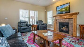 Een televisie, een open haard, videogames en een kantoor