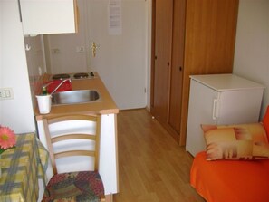 Kühlschrank, Herdplatte, Wasserkocher mit Kaffee-/Teezubehör