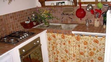 Geladeira, micro-ondas, fogĂŁo, cooktop