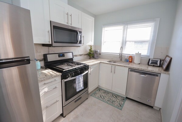 Refrigerador, microondas, horno y parrilla de estufa 