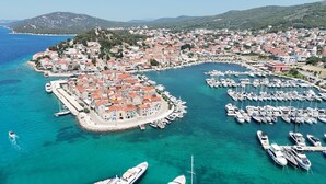 A coastal town with a marina, buildings with red roofs, and a clear blue sea. - Studio apartment in Tribunj with Seaview, Balcony, Air condition, WIFI (68-1) (Tribunj)