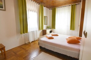 2 bedrooms, iron/ironing board, free WiFi, bed sheets