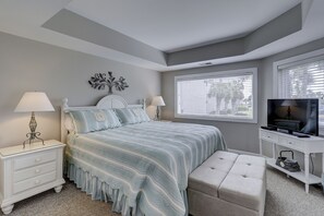 2 bedrooms, iron/ironing board, free WiFi, bed sheets - Updated luxury condo with updated kitchen and baths! Bikes & Beach Gear included (Hilton Head Island)