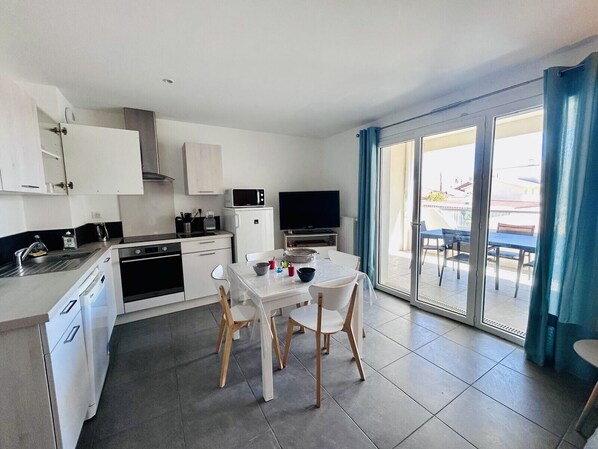 Réfrigérateur, micro-ondes, four, plaque de cuisson