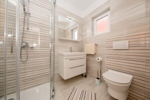 Bathtub, towels