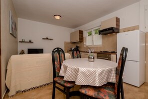 Fridge, oven, dishwasher, coffee/tea maker - Apartment in Palit with Terrace, Air condition, WIFI, Dishwasher (820-3) (Palit)