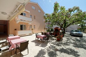 Outdoor dining - Apartment in Palit with Terrace, Air condition, WIFI, Dishwasher (820-3) (Palit)