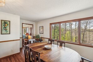 Dining - Warm and cozy cabin in Lake Lure, nestled in hardwood trees, peaceful home~ WiFi (Lake Lure)