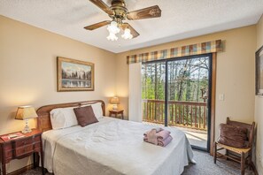 3 bedrooms, iron/ironing board, free WiFi, bed sheets - Warm and cozy cabin in Lake Lure, nestled in hardwood trees, peaceful home~ WiFi (Lake Lure)