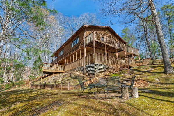 Exterior - Warm and cozy cabin in Lake Lure, nestled in hardwood trees, peaceful home~ WiFi (Lake Lure)