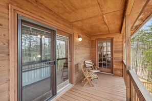 Terrace/patio - Warm and cozy cabin in Lake Lure, nestled in hardwood trees, peaceful home~ WiFi (Lake Lure)