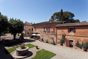Exterior - Casa Giobatta T: A characteristic and welcoming two-story apartment that is part of an ancient country house surrounded by the greenery, with Free WI-FI. (Monteroni D'arbia)