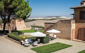 Outdoor dining - Casa Giobatta T: A characteristic and welcoming two-story apartment that is part of an ancient country house surrounded by the greenery, with Free WI-FI. (Monteroni D'arbia)