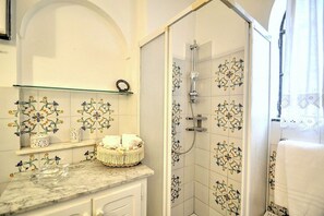 Shower, towels - Casa Bettina: A characteristic one-story ancient house, with Free WI-FI. (Positano)