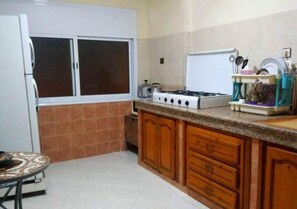 Kjøleskap, ovn, kokeplater og kjøkkenutstyr