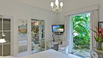 6 bedrooms, hypo-allergenic bedding, iron/ironing board, WiFi