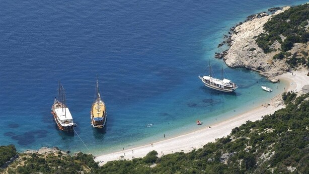 A coastal area with boats anchored near a beach. - Apartment in Stivan with Terrace, Air condition, WIFI (920-2) (Stivan)