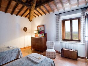 Spa - Montestigliano, an authentic farmhouse in the heart of Tuscany, is an oasis of peace and beauty that offers its guests refined residences and an enchanting view (Rosia - Sovicille)
