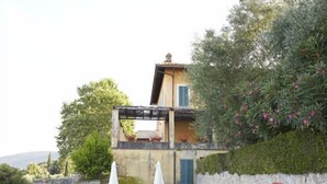 A swimming pool with lounge chairs and umbrellas, surrounded by a stone wall and lush greenery. - Montestigliano, an authentic farmhouse in the heart of Tuscany, is an oasis of peace and beauty that offers its guests refined residences and an enchanting view (Rosia - Sovicille)