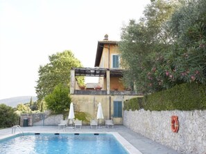 Pool - Montestigliano, an authentic farmhouse in the heart of Tuscany, is an oasis of peace and beauty that offers its guests refined residences and an enchanting view (Rosia - Sovicille)