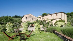 Property grounds - Montestigliano, an authentic farmhouse in the heart of Tuscany, is an oasis of peace and beauty that offers its guests refined residences and an enchanting view (Rosia - Sovicille)