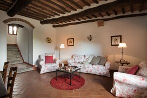 Living area - Montestigliano, an authentic farmhouse in the heart of Tuscany, is an oasis of peace and beauty that offers its guests refined residences and an enchanting view (Rosia - Sovicille)