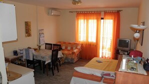 A compact living space with a bed, a sofa, a dining table, and a television. - Apartment in Baška with Terrace, Air condition, WIFI, Washing machine (863-3) (Baška)